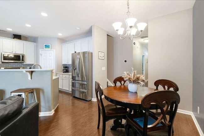 Building Photo - Charming 3-Bed/3.5 Bath Townhouse with 211...