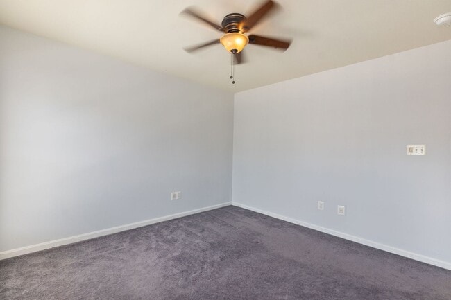 Building Photo - Elegant Townhome in Sought-After Groveton Woods