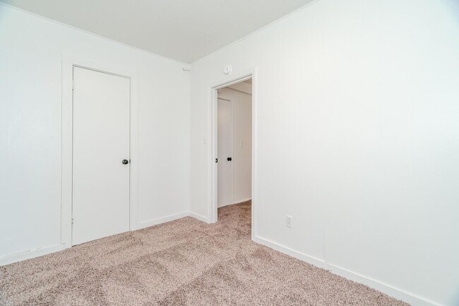 Building Photo - Super nice 5 Bedroom 3 bath property for r...