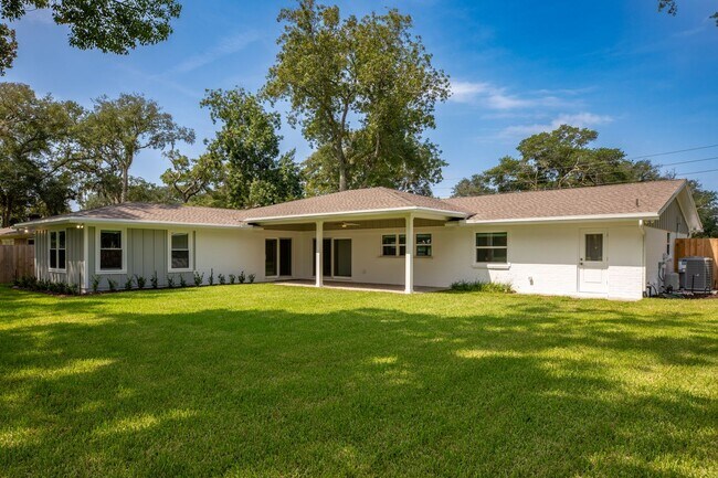 Building Photo - 51 Fairway Ln