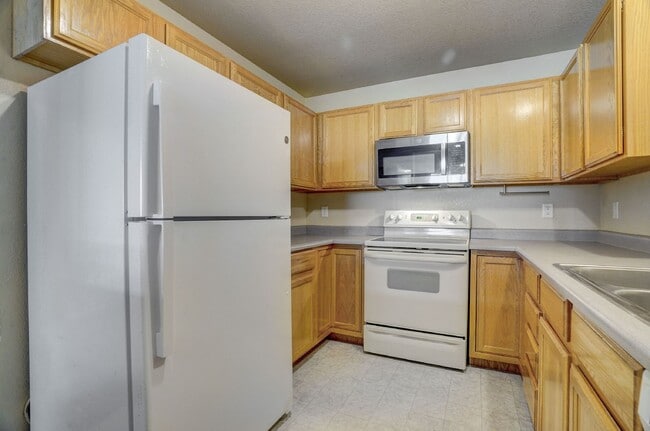 Building Photo - $1,795 - 2 bed/2.5 bath Townhome with new ...