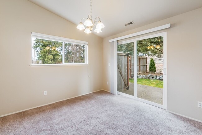 Building Photo - Inviting 3 Bedroom/2 Bathroom Duplex in Puyallup! Two Car Garage, Fenced Yard, Cul-de-Sac, New Pl...