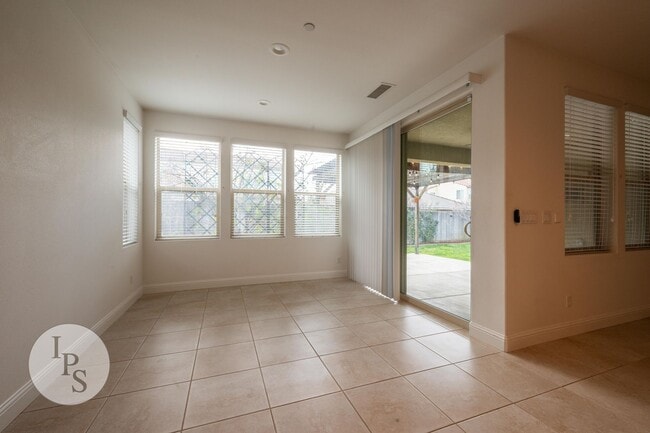 Building Photo - Madera Riverstone Home, 4BR/3BA, Including In-Law Suite, SOLAR, Community Pool, Tons of Community...