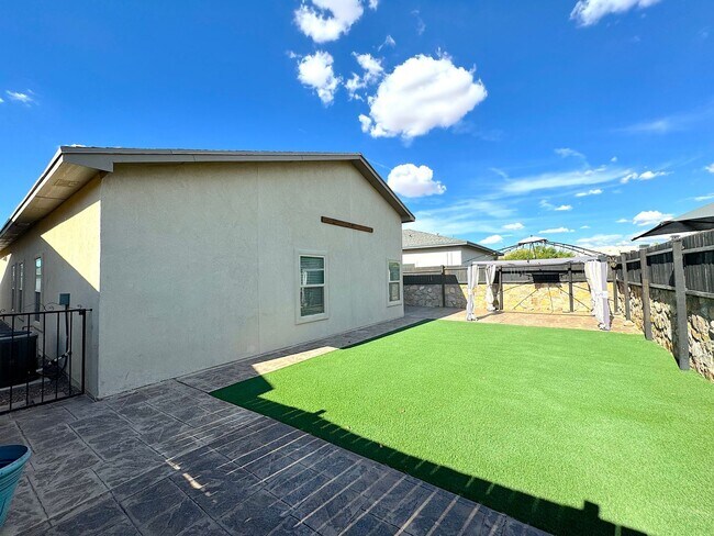 Building Photo - East El Paso 4 bed Refrig A/C with Gorgeous Backyard!