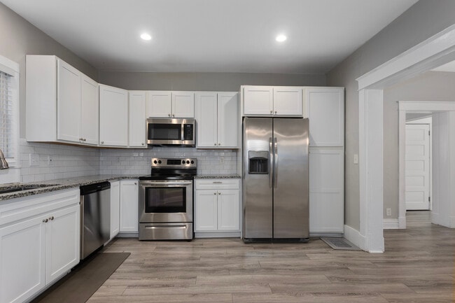 Building Photo - 915 E 29th St