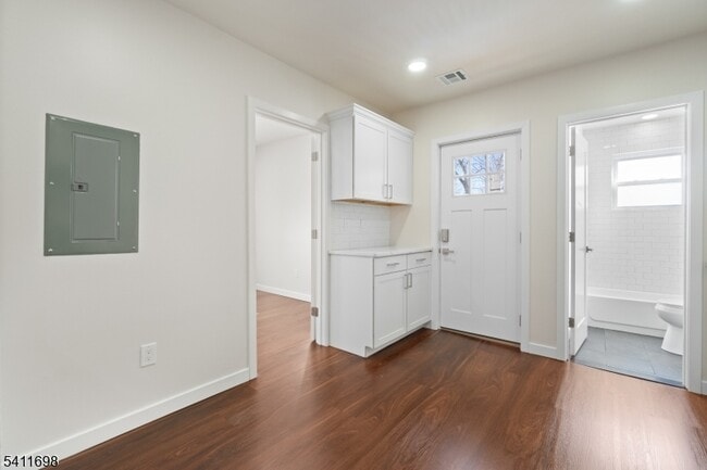 Building Photo - 826 George St