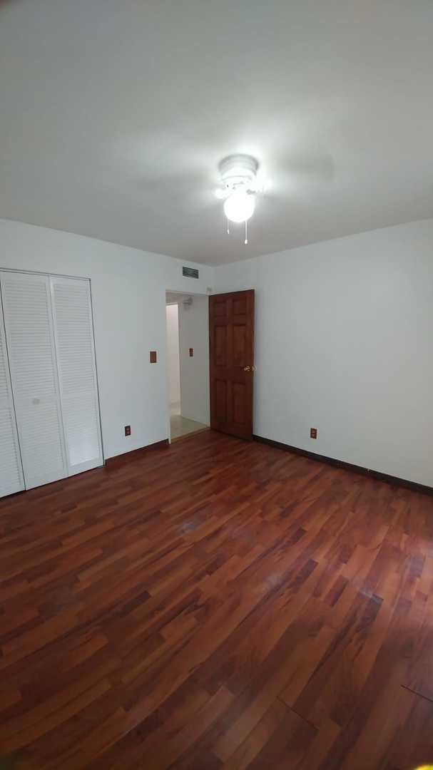 Building Photo - Great Renovated 3/1 |  Quiet family neighb...