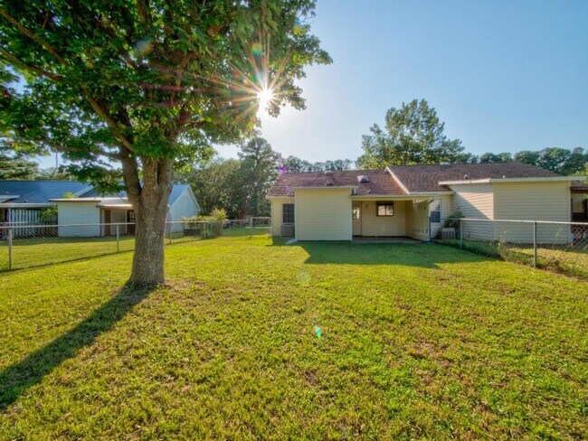 Building Photo - 114 Pine Crest Dr
