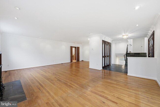 Building Photo - 5804 Lenox Rd