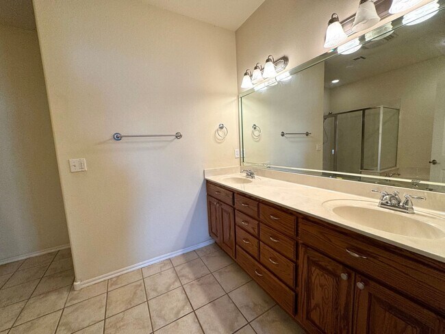 Building Photo - Stunning 2 bedroom 2 bathroom townhome in ...