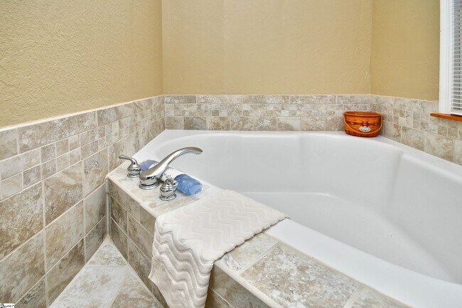 Building Photo - 1671 Hogback Mountain Rd