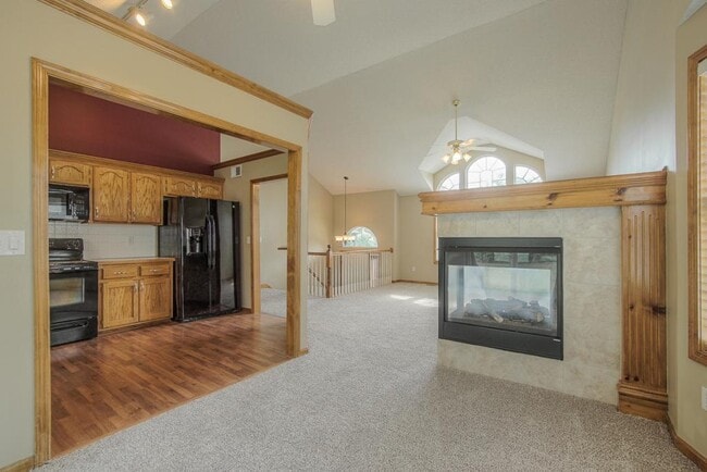 Building Photo - 612 NE Topaz Dr