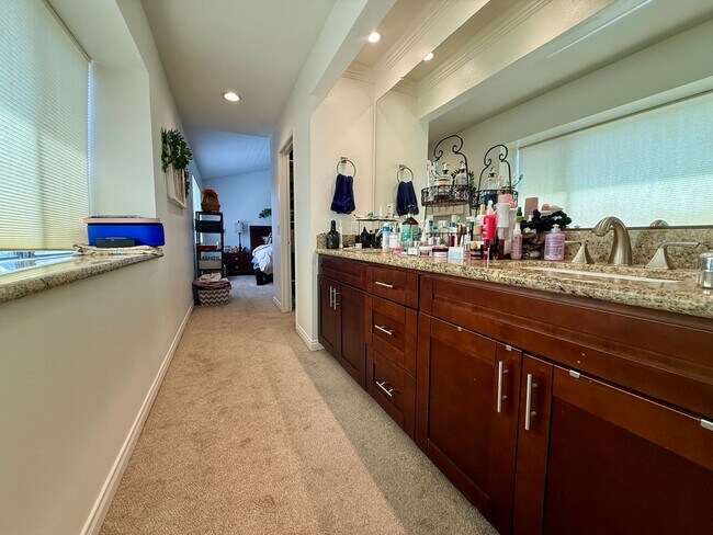 Building Photo - Luxury and Spacious Townhouse with Large Fenced Yard! Double Car Garage!