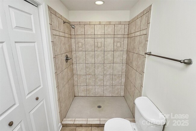 Building Photo - 1005 Rainbow Dr