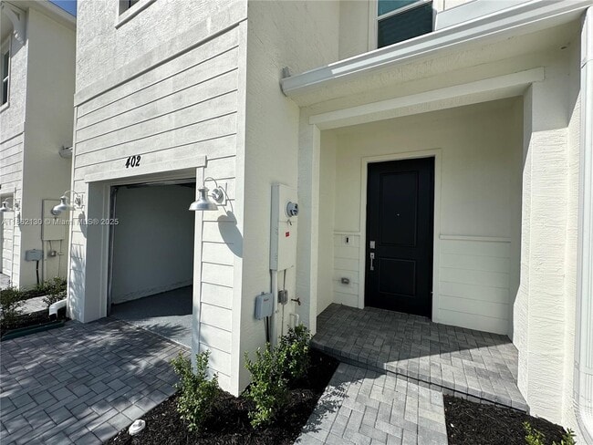 Building Photo - 402 SE Crossoak Ln
