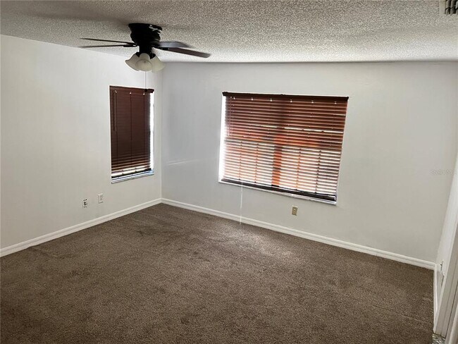 Building Photo - 304 Oak Ln Track