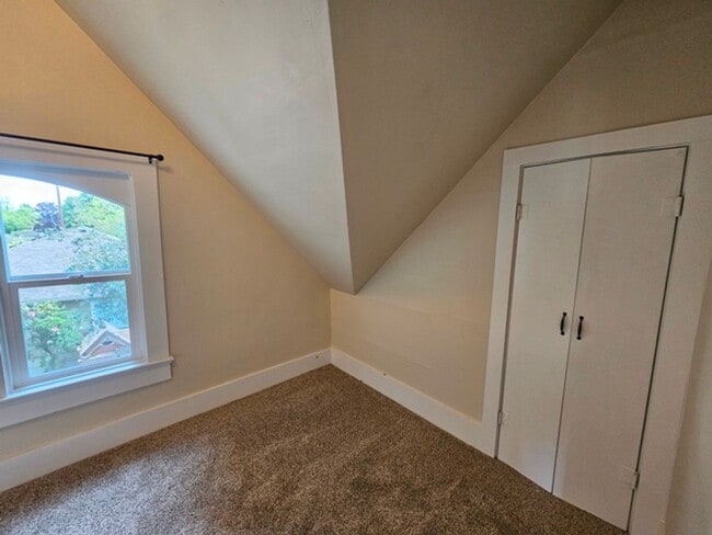 Building Photo - 4Bd/2Ba Two Story House-For Viewing!