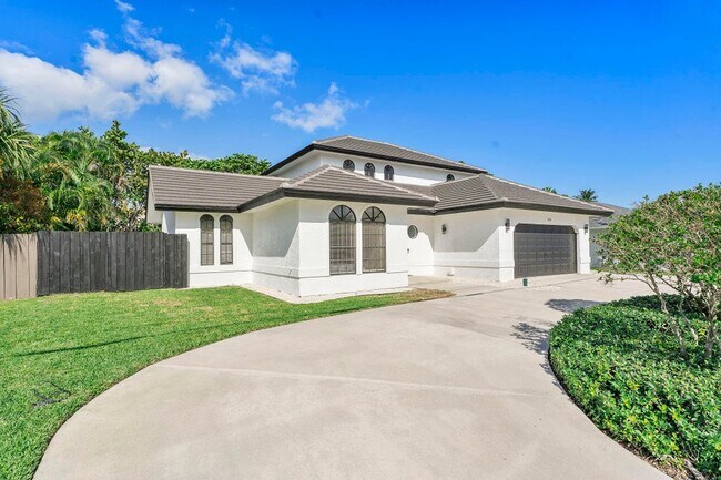 Building Photo - 150 Lucina Dr