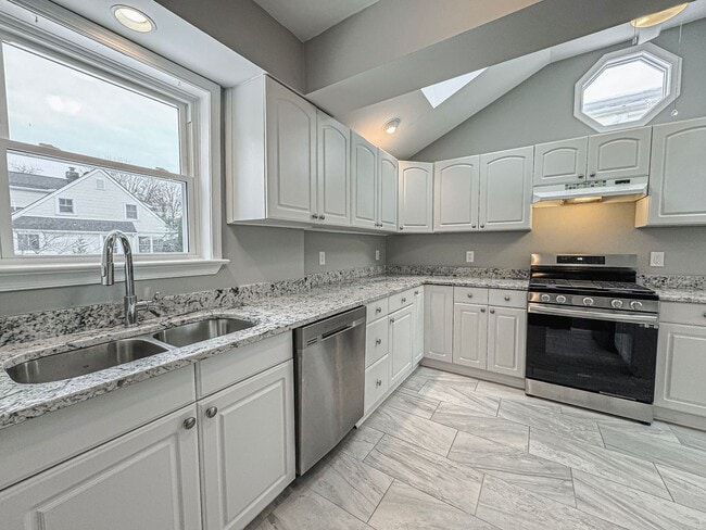 Building Photo - Charming 3 Bed 3 Bath Sitting On A Large Lot In Beautiful Summit Veitch