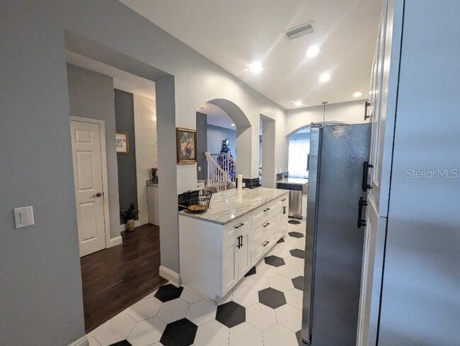 Building Photo - 2142 Park Crescent Dr