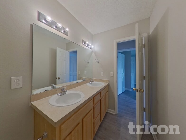 Building Photo - 255 Legend Oaks Dr