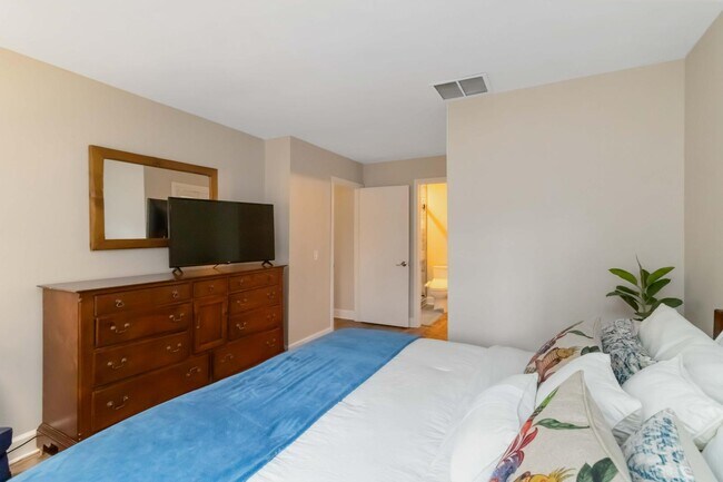 Building Photo - 1960 Variations Dr NE