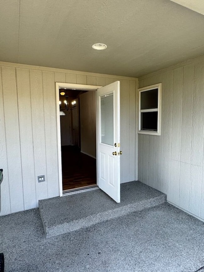 Building Photo - Central Point Single Level Home/ Coming Soon