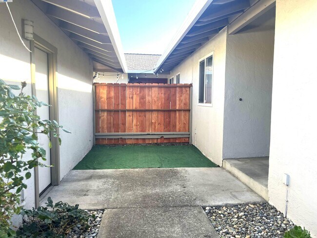 Building Photo - 584 Harvard Ave