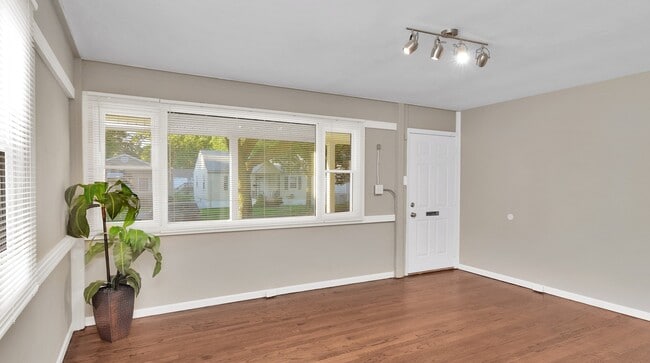 Building Photo - U. City - Beautiful Rehabbed home for rent