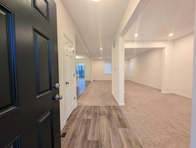 Building Photo - 8246 Woodstar Dr