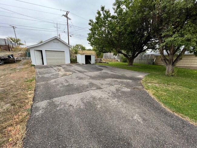 Building Photo - 1-2 Bedroom 1 Bath House with Garage, Newl...