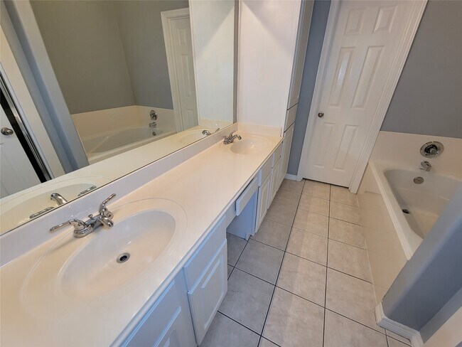 Building Photo - 12755 Mill Ridge Dr