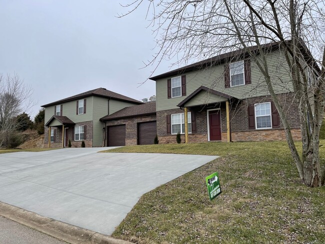 Building Photo - 3BR Townhouse near Holiday Hills