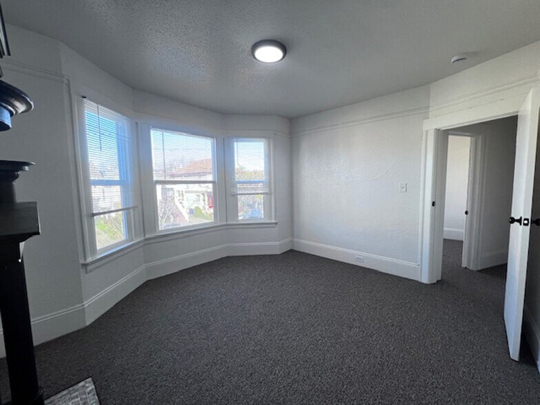 Building Photo - 709 32nd St