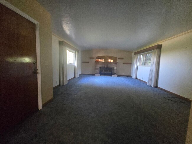 Building Photo - 4 Br 3 Ba + Flex w/ Fireplace