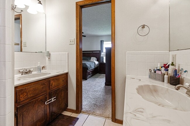 Building Photo - Spacious 3 bedroom 2 bath home with Solar Panels