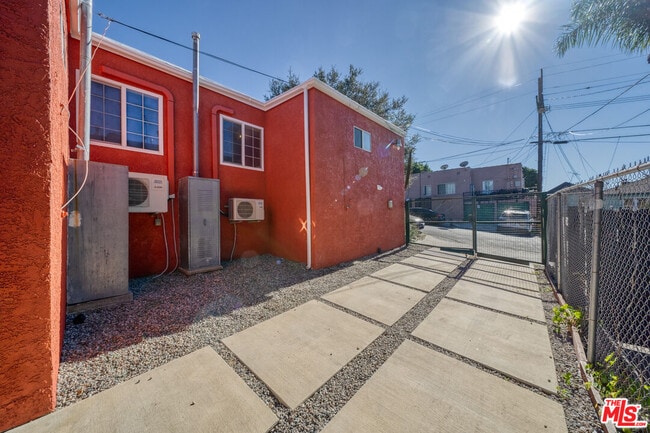 Building Photo - 951 N Hoover St