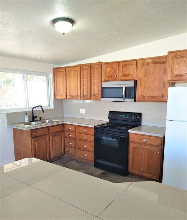 Building Photo - Coming soon!! Fresh & clean large Roy Home...