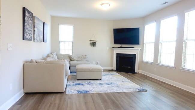 Building Photo - 1910 Pennypacker Ln