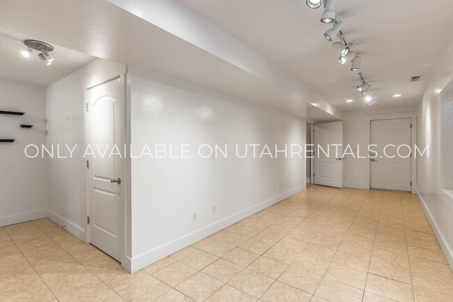 Building Photo - 1595 S 50 W