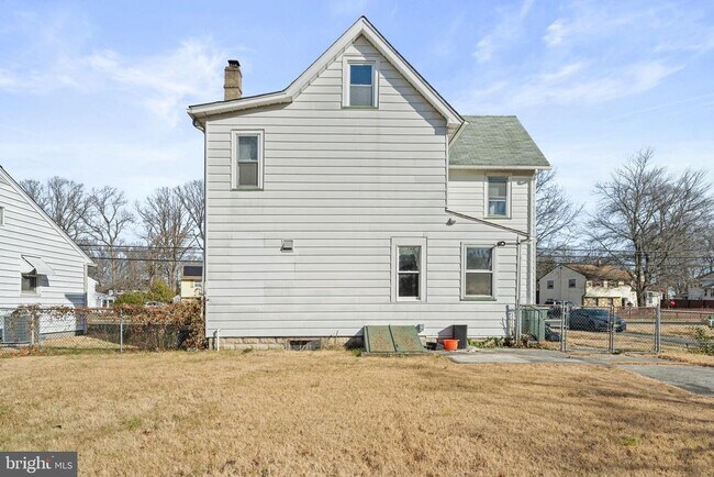 Building Photo - 923 N Main St