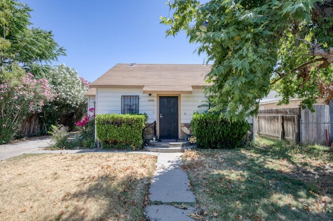Building Photo - 3518 E Clay Ave