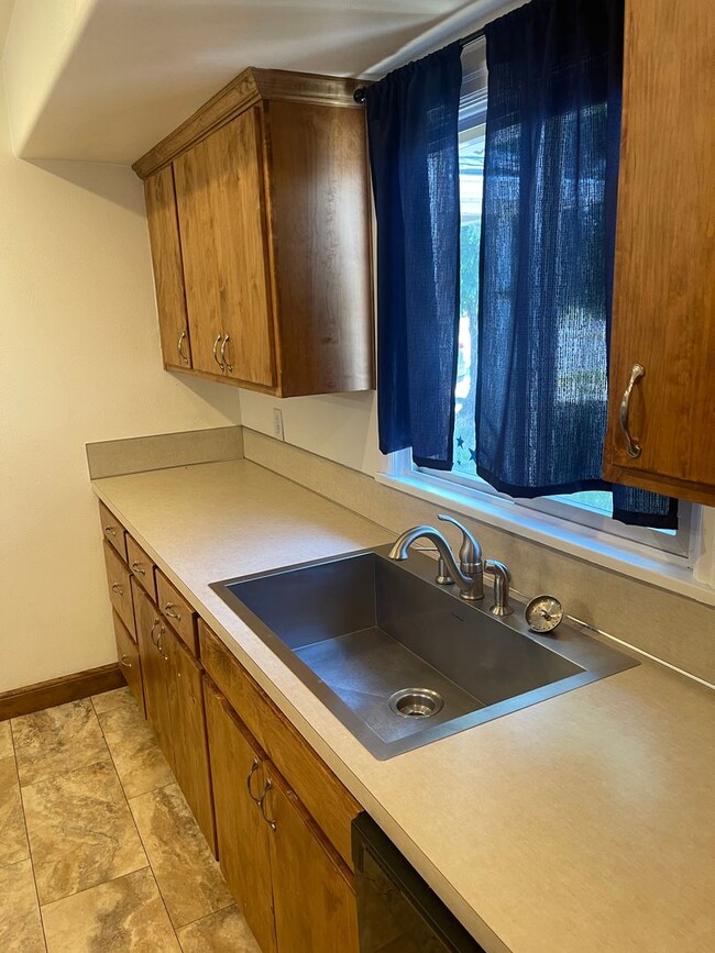 Building Photo - Two Bedroom Home!