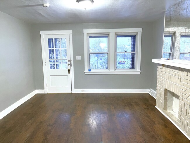 Building Photo - Renovated 3 Bedroom -1 Bathroom Townhouse ...