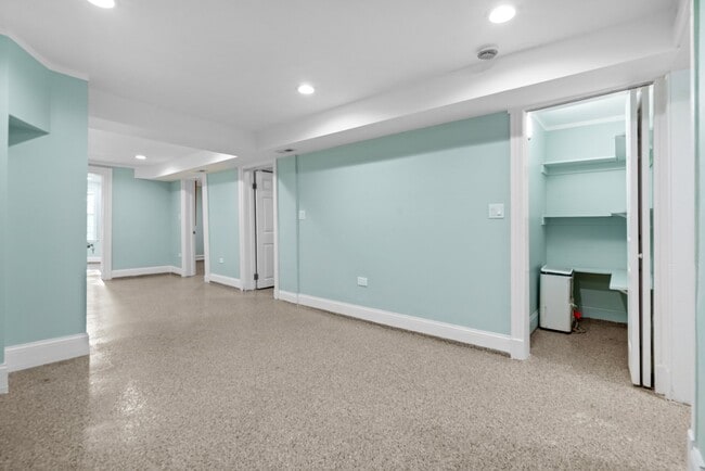 Building Photo - 2321 S Albany Ave