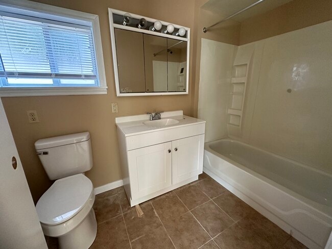 Building Photo - 1113 Rossiter Dr