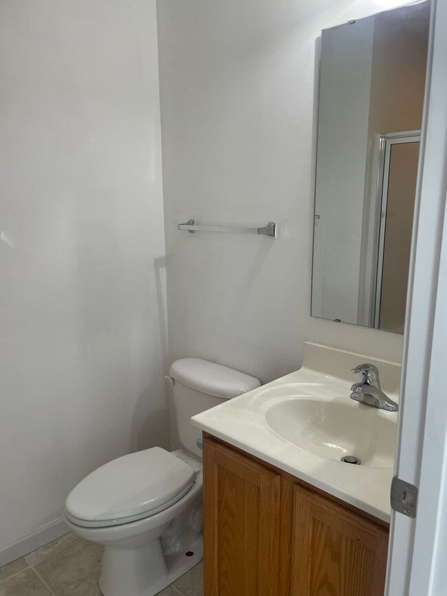 Building Photo - 2 BR 2.5 Bath Townhome