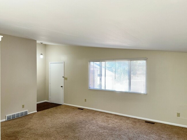 Building Photo - 3 Bedroom 2 1/2 Bath Home Nestled on a Qui...