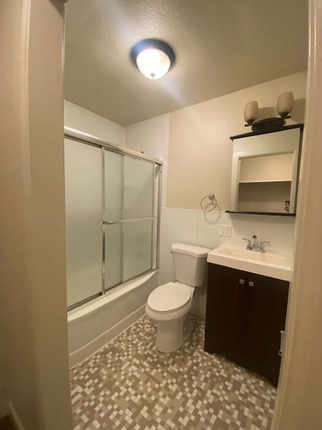 Building Photo - Newly Remodeled 1 Bedroom Apartment!