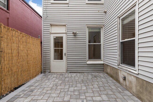 Building Photo - 84 Griffith St